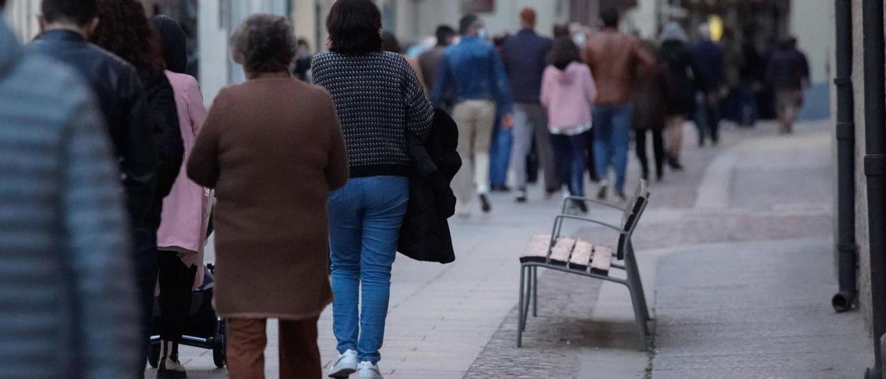 Ciudadanos pasean por la rúa de los Francos en Zamora.