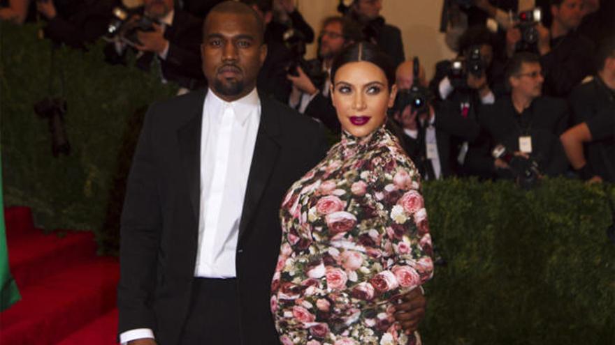 Kim Kardashian posa embarazada junto a su marido.