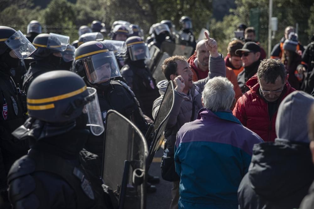 Una acció del Tsunami Democràtic talla l'AP-7 a la Jonquera