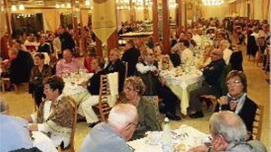 Més de 400 persones van celebrar els 50 anys de matrimoni.