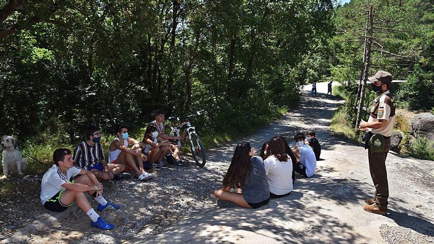 Grup de joves de Vilanova i la Geltrú que ahir van anar a la riera de Merlès sense saber que el bany hi estava prohibit