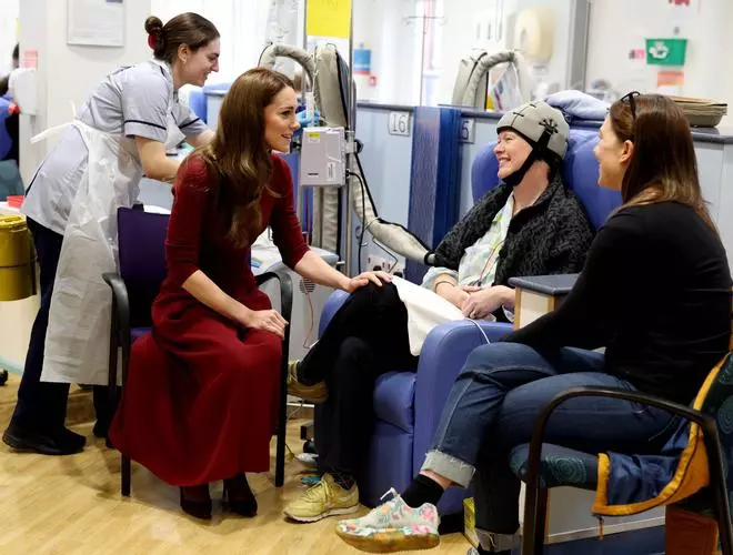 Kate Middleton asegura que su cáncer "está remitiendo" tras una visita al hospital donde recibió el tratamiento de quimioterapia