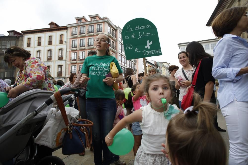 Concentración contra los recortes en las escualas infantiles de Asturias