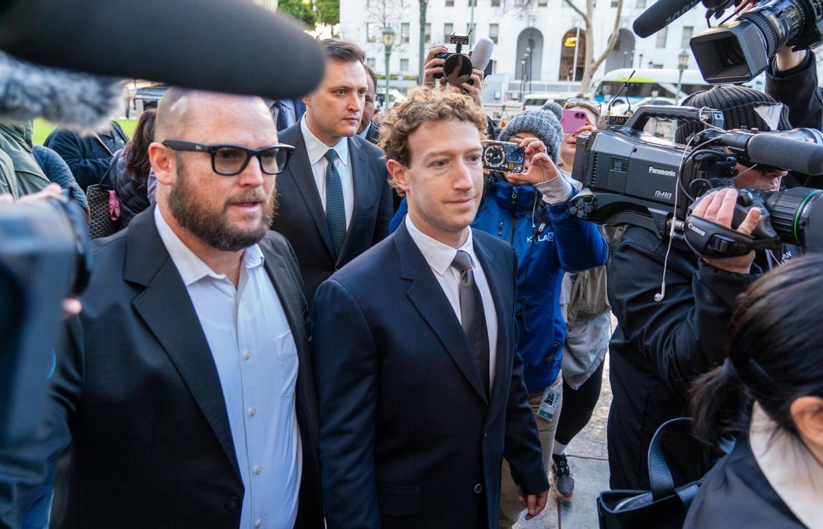 Mark Zuckerberg, director ejecutivo de Meta, comparece en un juicio que amenaza el negocio de las redes sociales.
