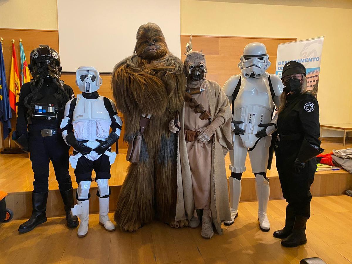 Los personajes de la Guerra de las Galaxias en el salón de actos del Hospital de Elda.