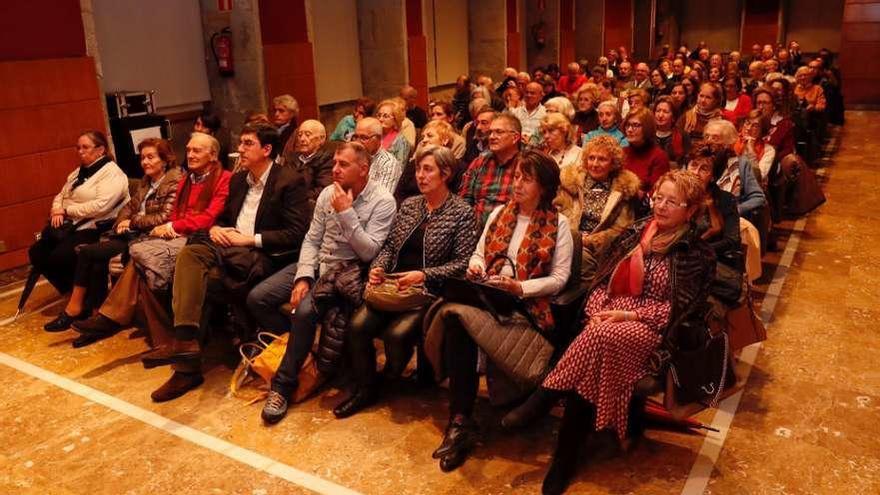 Asistentes a la charla y coloquio del Club FARO, que trató de &quot;La peregrina&quot;. // J. Lores