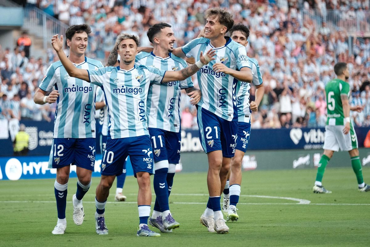 Larrubia celebra junto a sus compañeros el gol que puso el 1-0