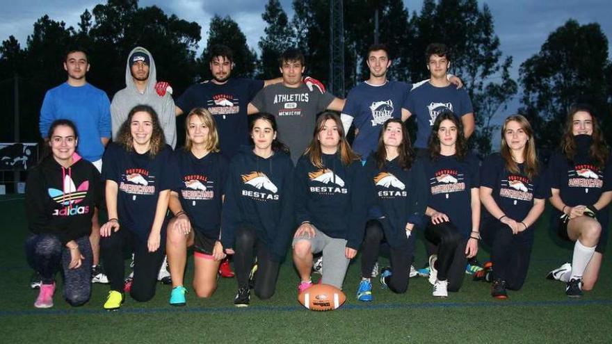 El equipo femenino del A Estrada Bestas, ayer, en estadio Manuel Regueiro. // Bernabé/Ana Bazal