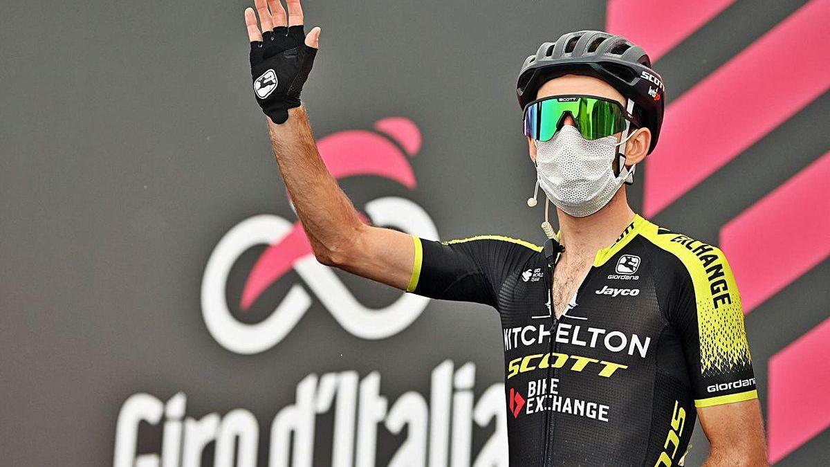Simon Yates saluda al público en la presentación del Giro de Italia.