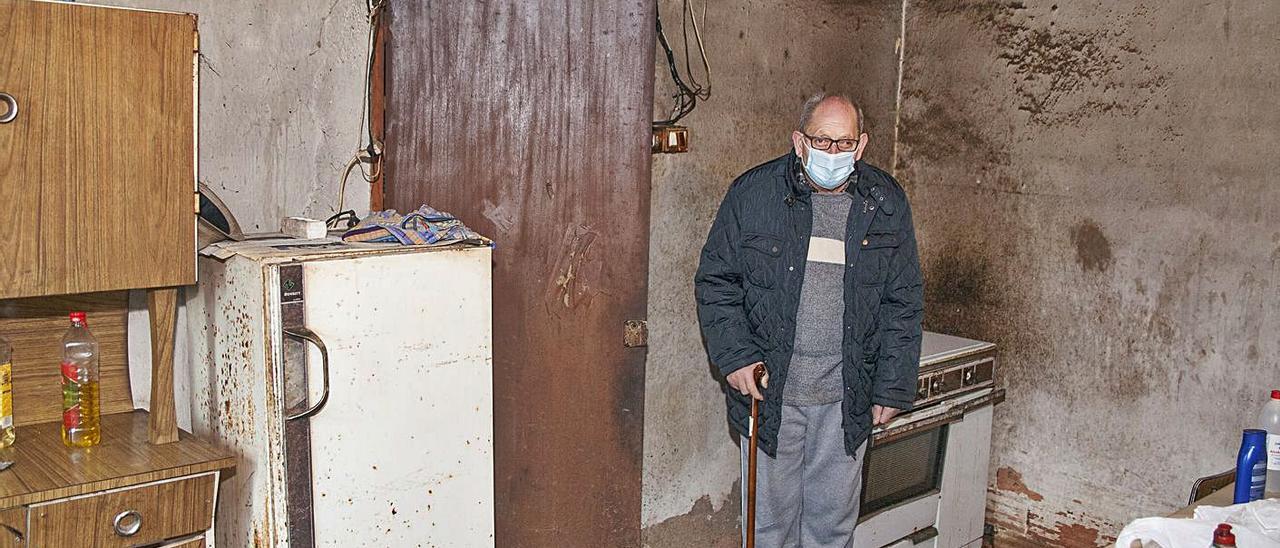 El vecino de Galegos en la cocina de su casa que se encuentra en ruinas.