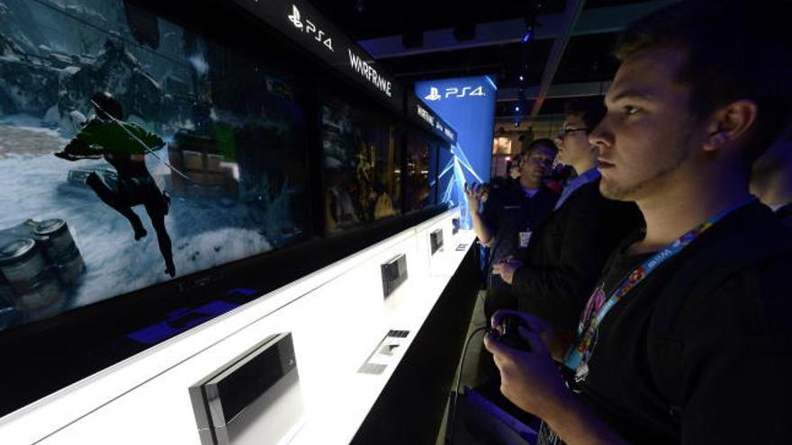 Visitantes prueban la PS4 en la feria E3.