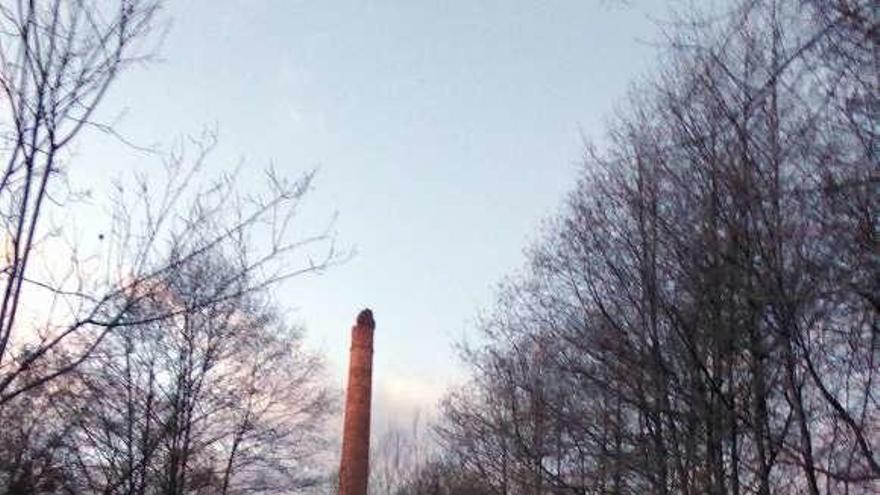 La chimenea de El Bayu, con el paseo cerrado.