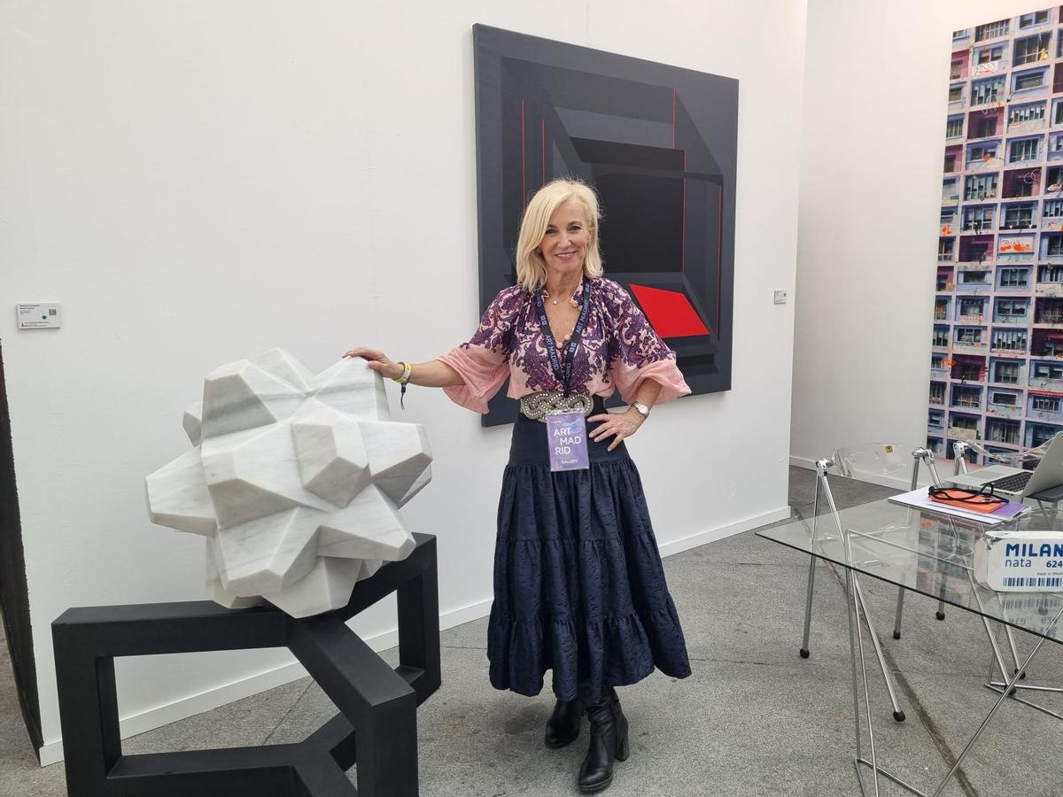 Aurora Vigil-Escalera, junto a la escultura de Yamaguchi y delante de un cuadro de Lisardo Menéndez