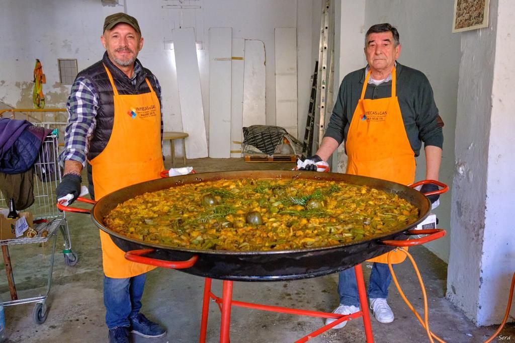 Dos dels cuiners voluntaris en la festa.