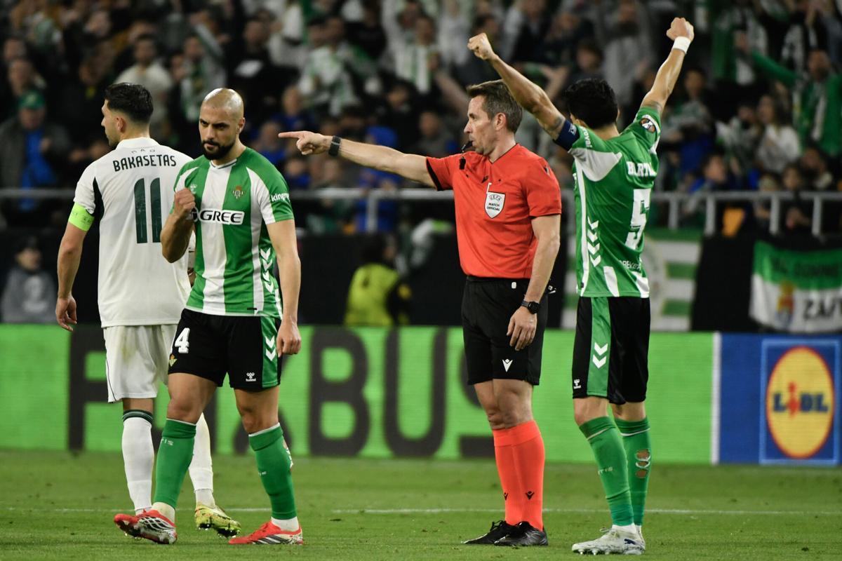 El centrocampista del Betis Sofyan Amrabat (2-i) celebra tras marcar el 2-0.