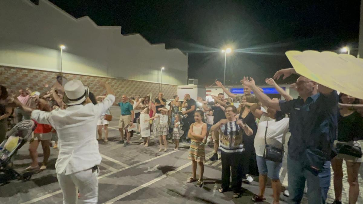 Las  calles se convierten en improvisados escanarios.