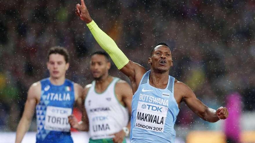 Makwala celebra su clasificación para la final de los 200 metros.