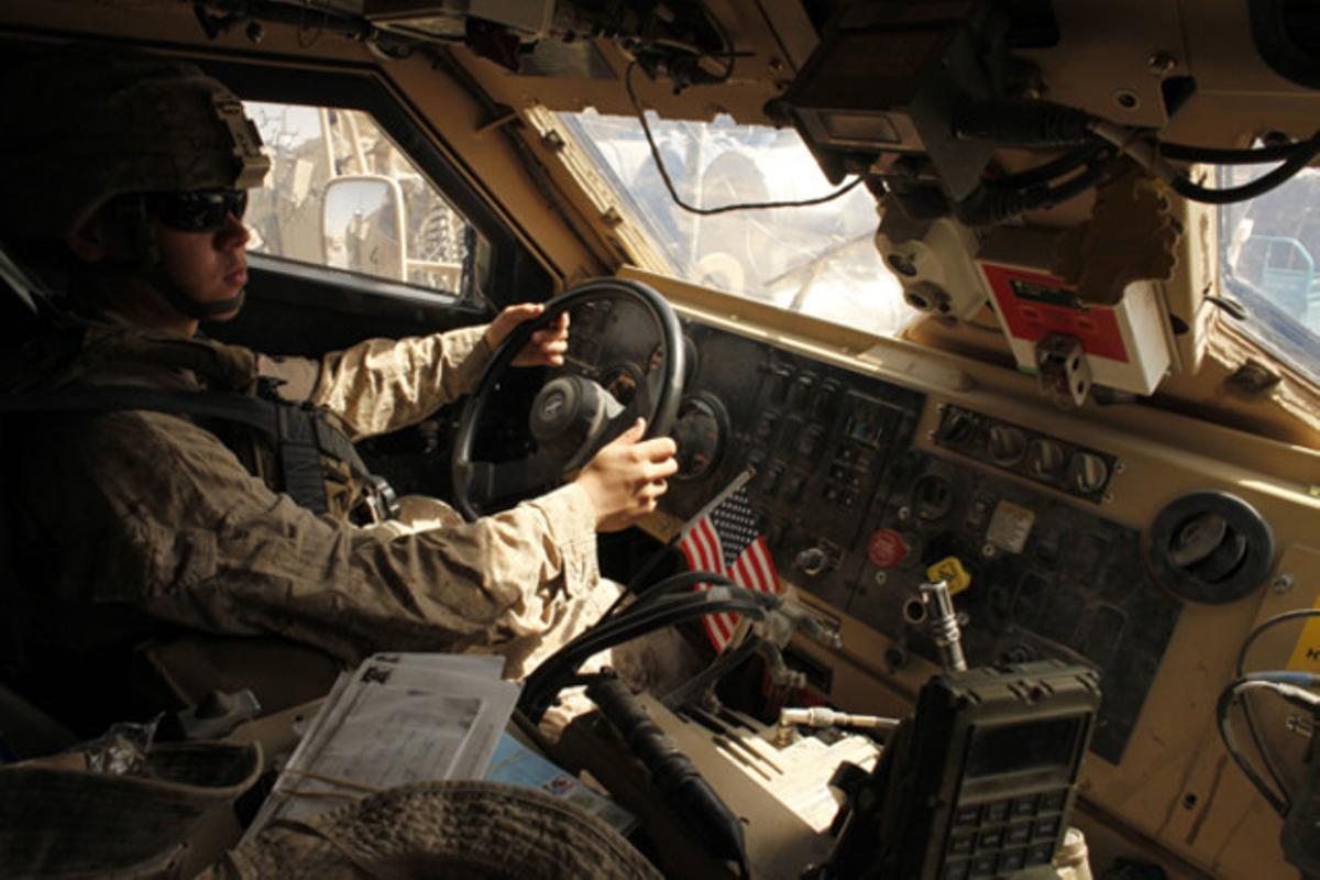 El ’marine’ nord-americà Ryan Ing condueix un vehicle blindat a través de la província de Helmand, al sud de l’Afganistan.