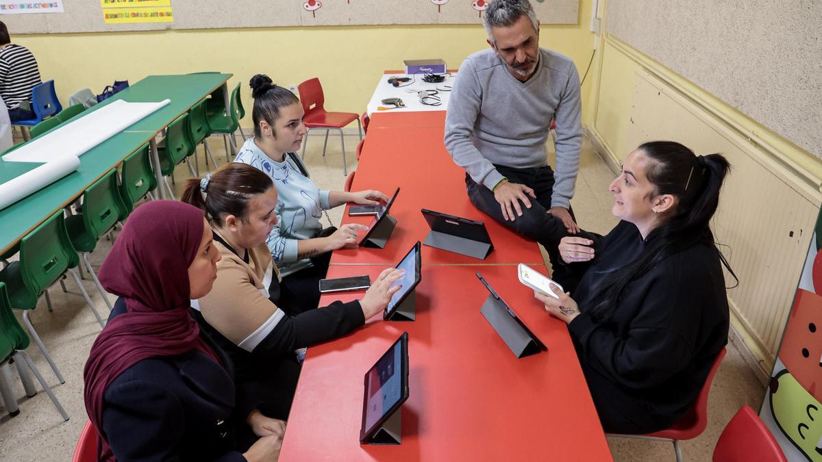 Votaciones en un colegio de Alicante para la consulta de la lengua base en los colegios.