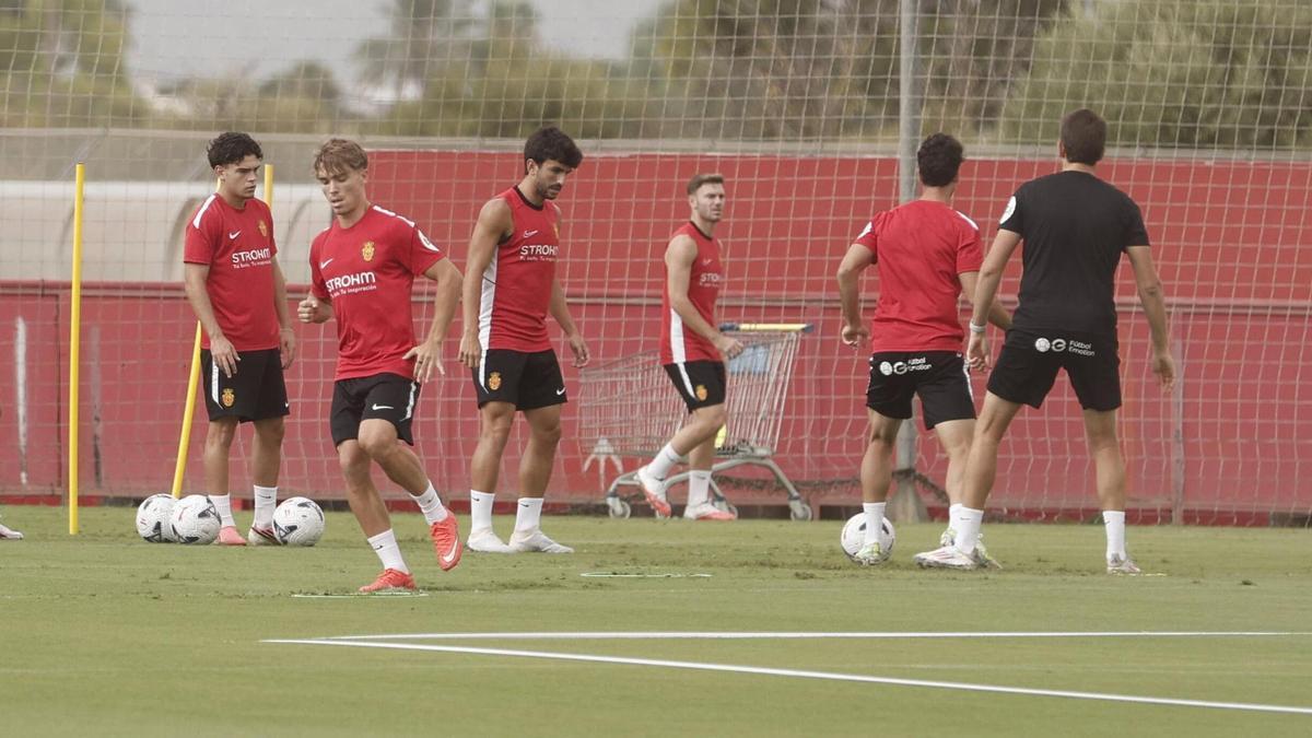 Los jugadores del Mallorca se entrenan en Son Bibiloni.