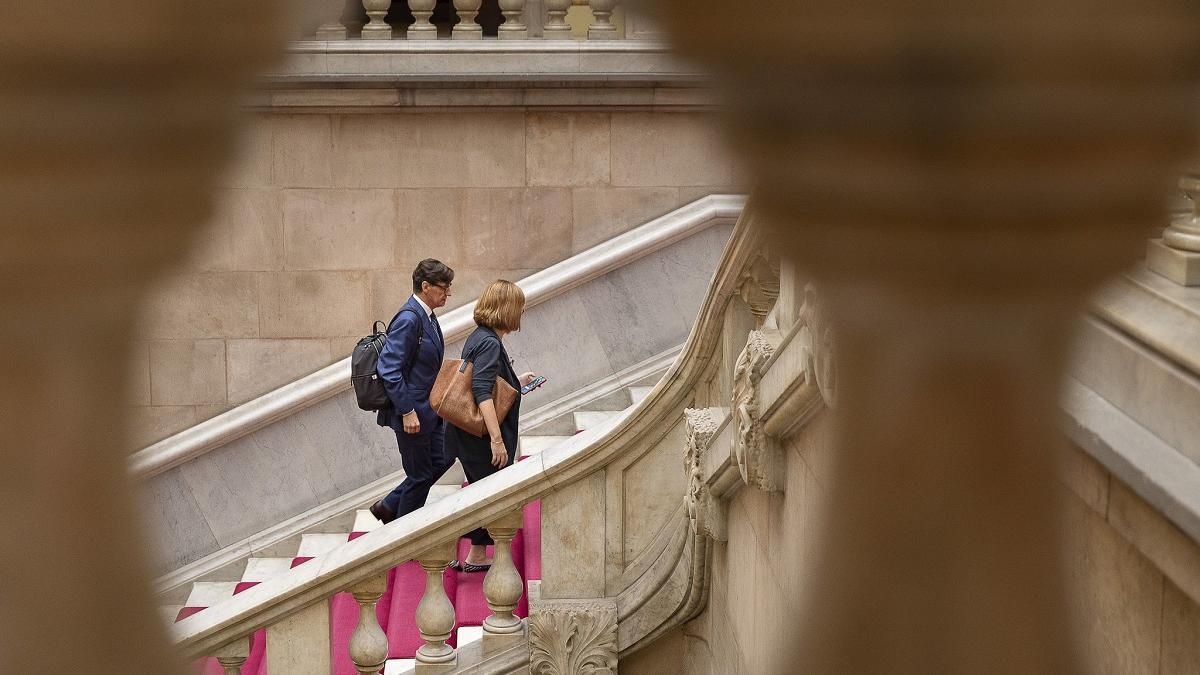 El president de la Generalitat, Salvador Illa, subiendo las escaleras del Parlament