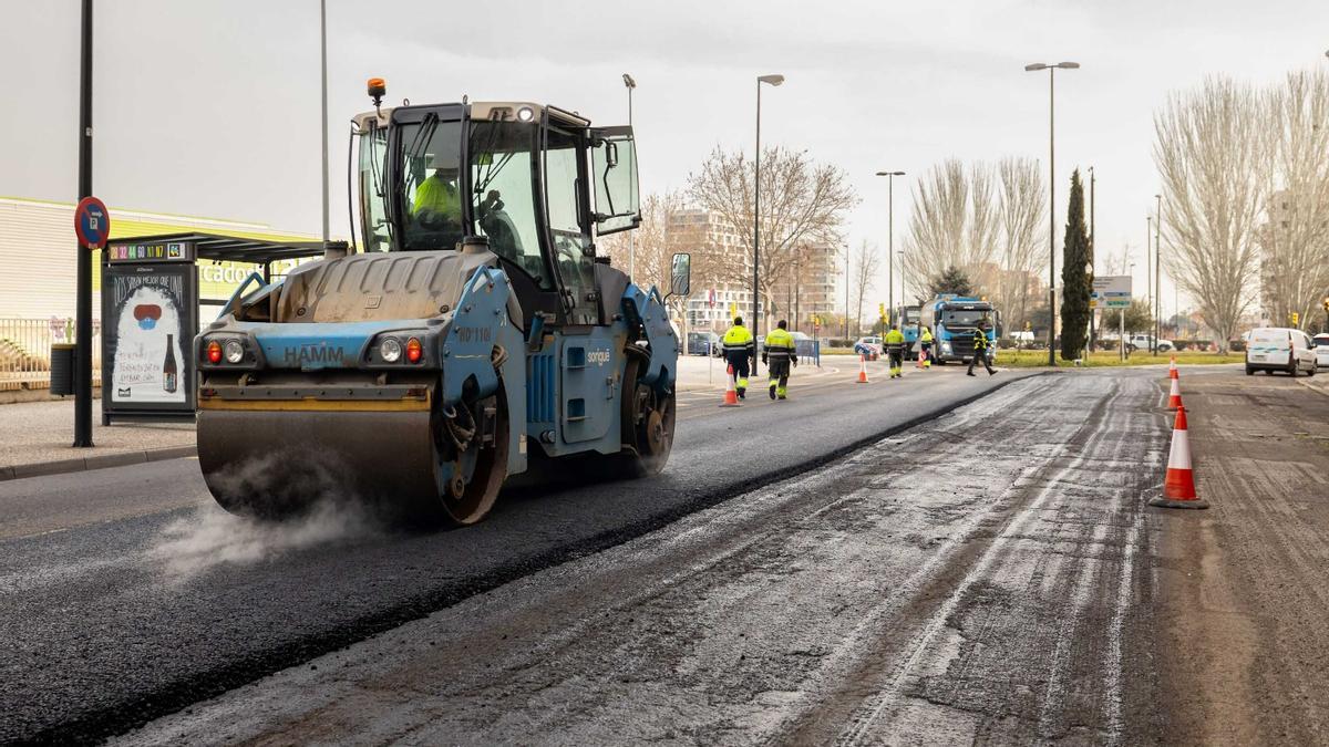 Operarios del Ayuntamiento de Zaragoza asfaltan una calle