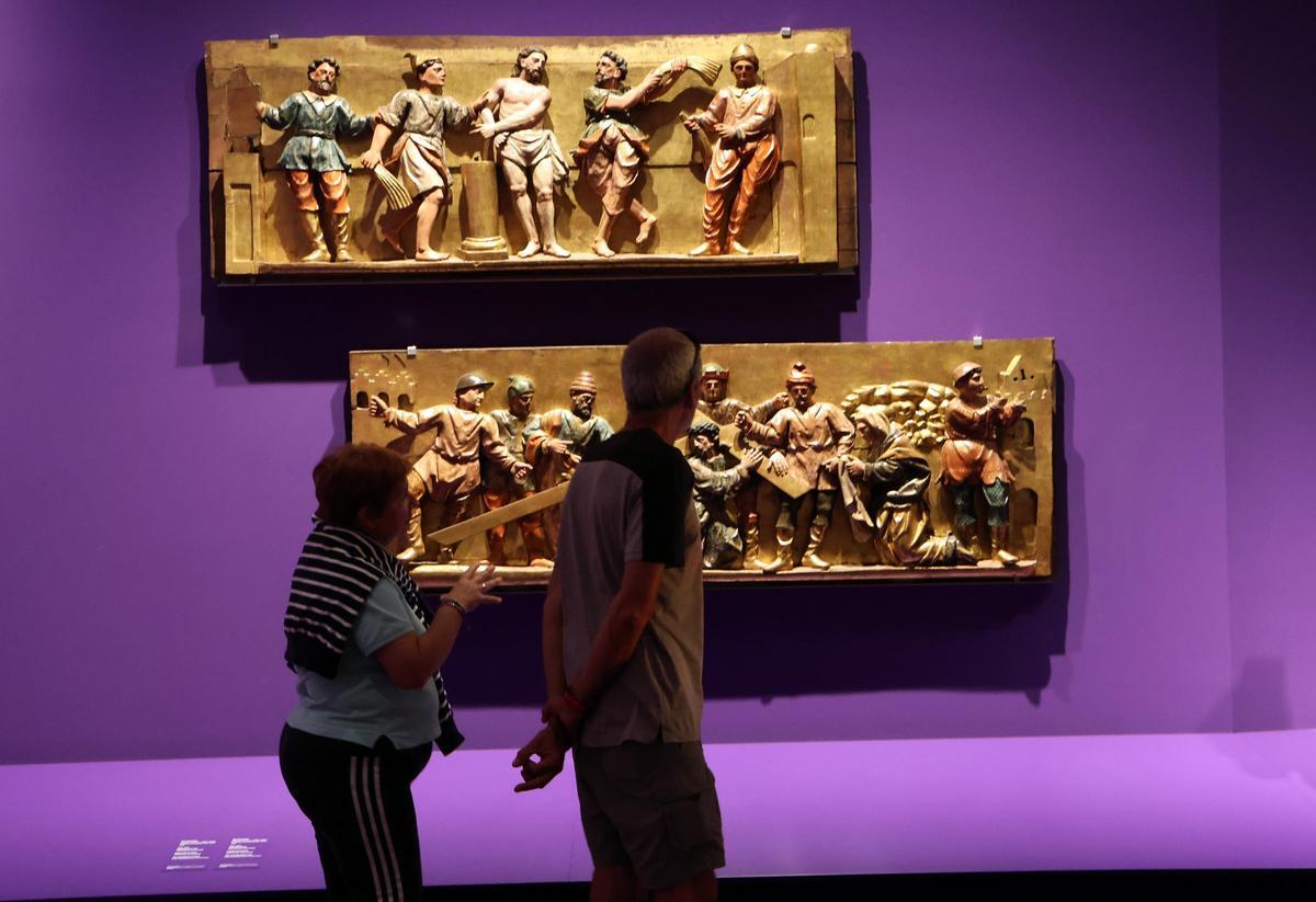 Dos visitants contemplen uns relleus del Museu del Barroc