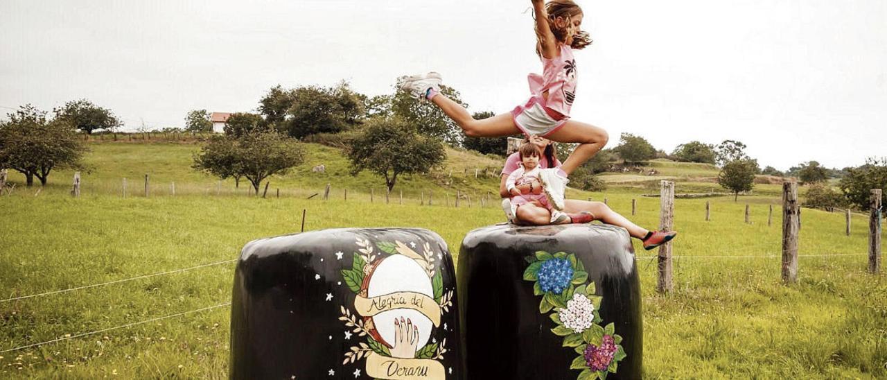 Valentina García salta desde uno de los silos decorados, con Irina García al fondo, en brazos de Baldesca Samper.