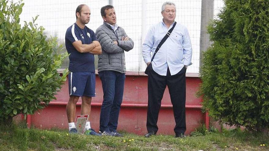 Por la izquierda, José Alberto López, Quique Estebaraz y Víctor Manuel Vucetich siguen el entrenamiento del Sporting en Mareo.