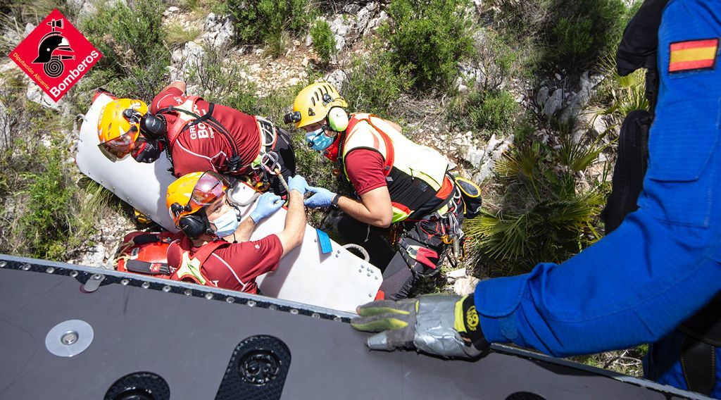 Un senderista de 75 años cae por una ladera de diez metros en la Serra de Bèrnia