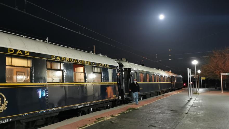 El Tren del Tambor es un museo sobre raíles en el que se recrea un convoy ferroviario propio de los grandes expresos europeos de mediados del siglo XX