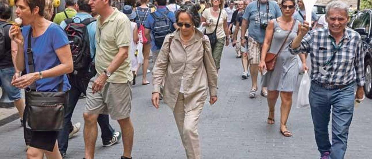 Los turistas abarrotan el centro de Palma, este verano.