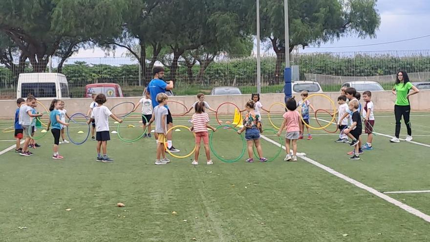 Un entrenamiento de la escuela del CA la Valldigna