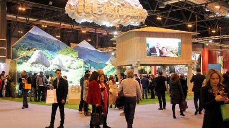 Visitantes de Fitur con los ojos y oídos tapados pero oliendo aromas asturianos.