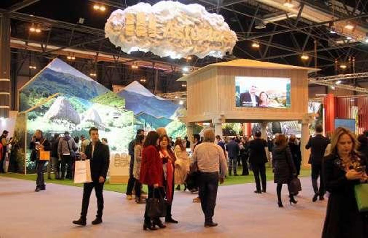 Visitantes de Fitur con los ojos y oídos tapados pero oliendo aromas asturianos.