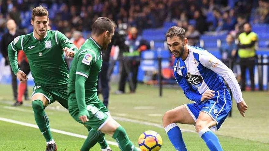 Adrián intenta superar a dos rivales ayer en Riazor.