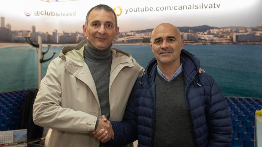 Javier Bardanca y Óscar Gilsanz se saludan en la sede del Silva. |  // CASTELEIRO / ROLLER AGENCIA