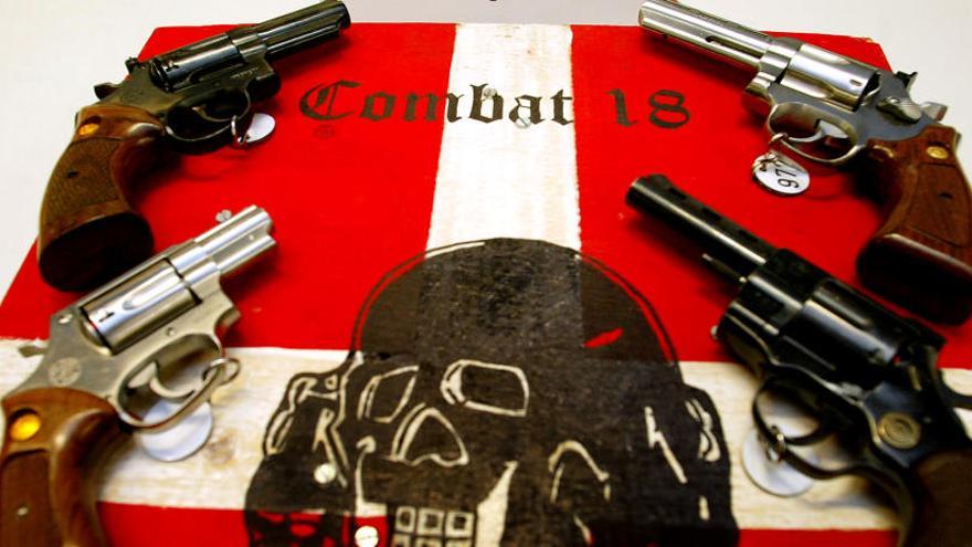 Armas confiscadas y material de propaganda neonazi.