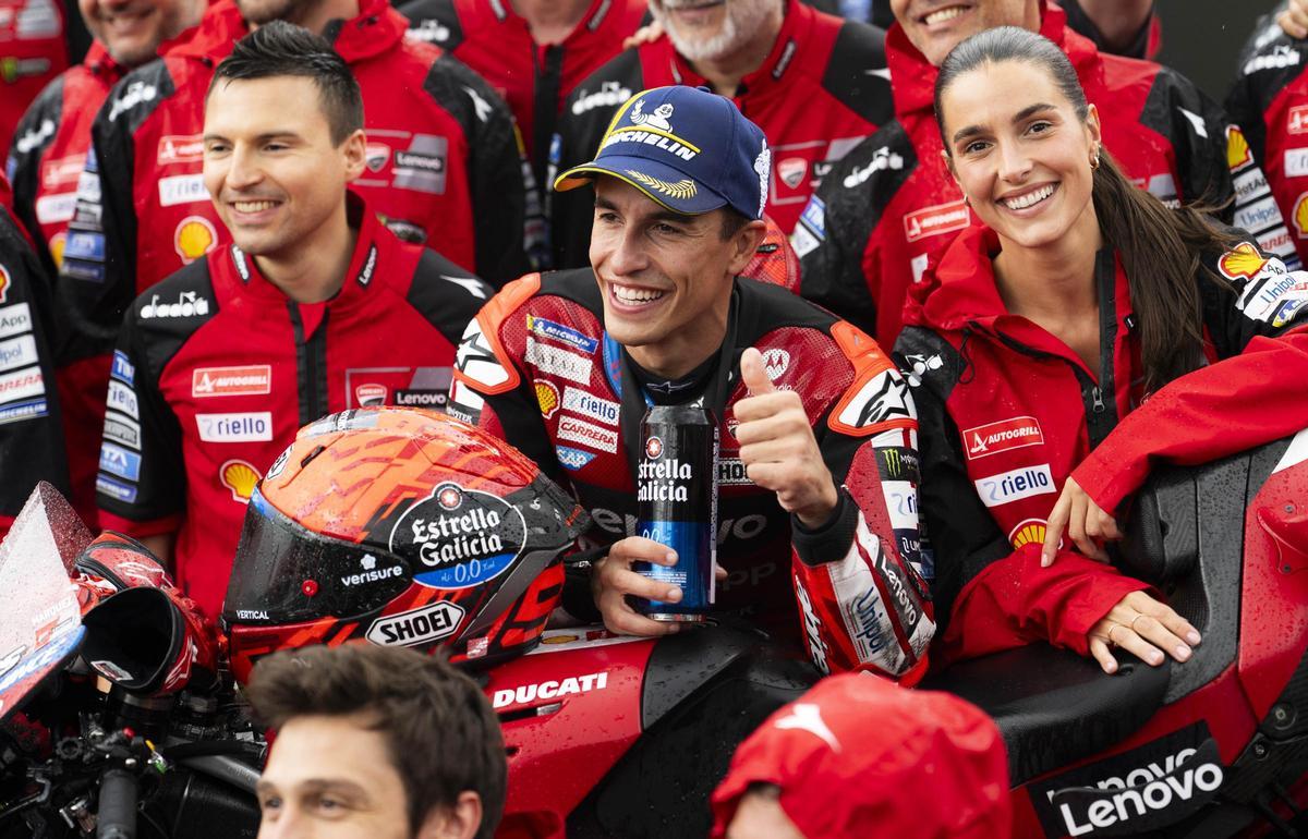 Marc Márquez celebra su victoria de ayer junto a Gemma Pinto, su pareja.