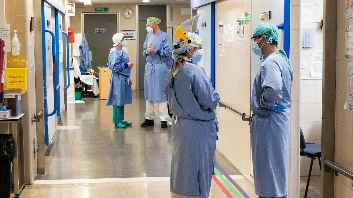 Sanitarios trabajan en un hospital manchego.