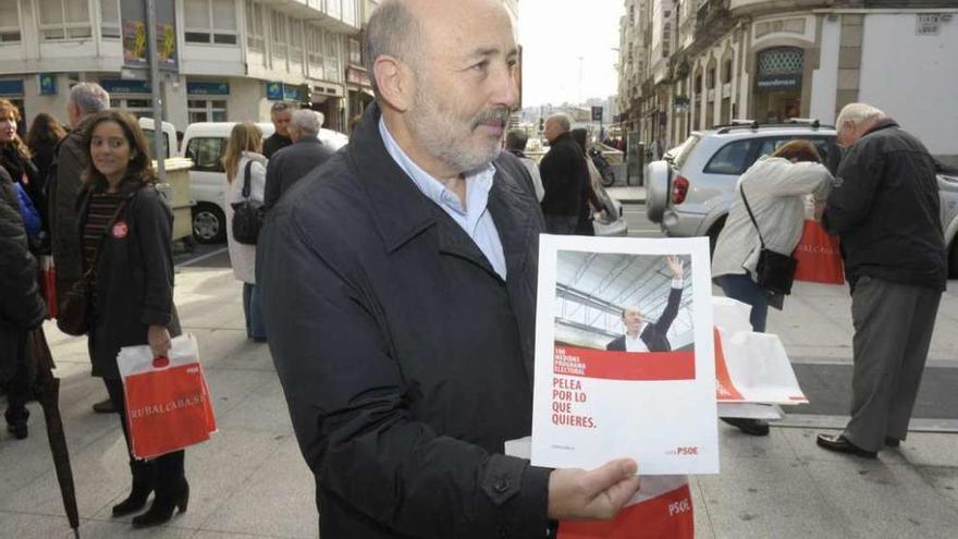 Losada, en 2011, en la plaza de Lugo, durante la campaña que realizó como candidato al Senado.