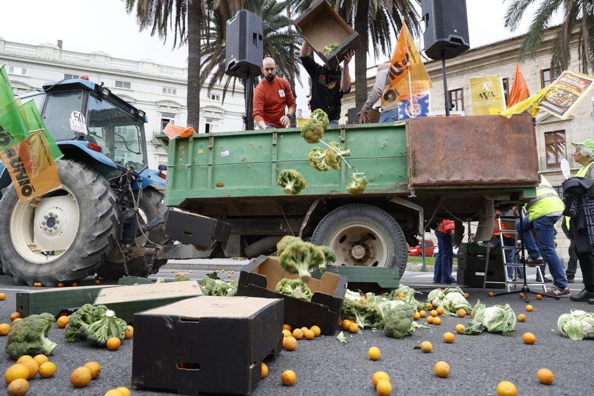 Colapso en las calles de València en el inicio de la tractorada por el acuerdo de la UE y el Mercosur
