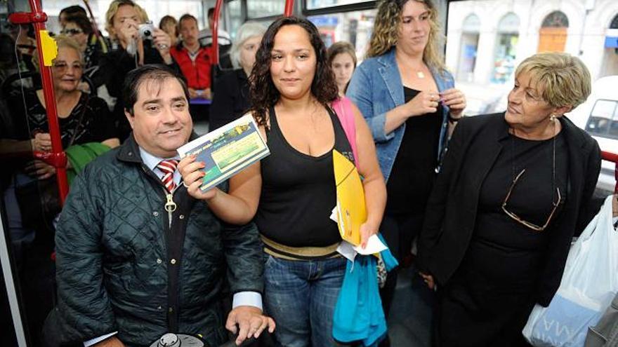 María Barrul posa junto a Gerardo Crespo como ganadora del sorteo dentro del bus de la línea 4. / víctor echave