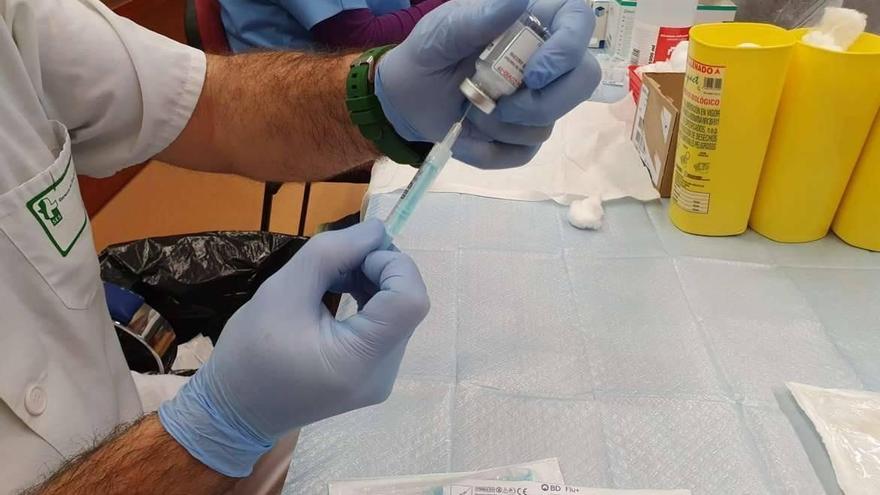 Agentes de la policía local y docentes de Almendralejo inician el proceso de vacunación