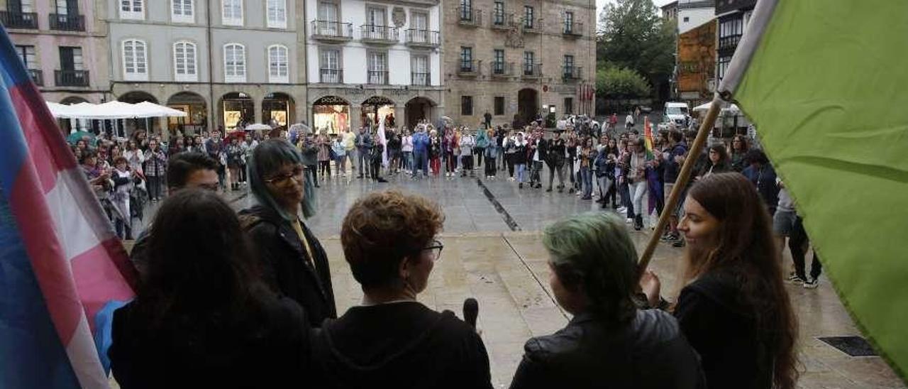 Una reciente manifestación organizada en Avilés en señal de repulsa por el asesinato en la ciudad de una transexual.