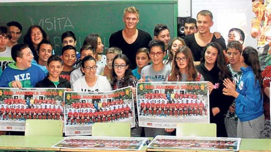 Timon y Tobias posan ayer con un grupo de alumnos del IES S´Arenal .