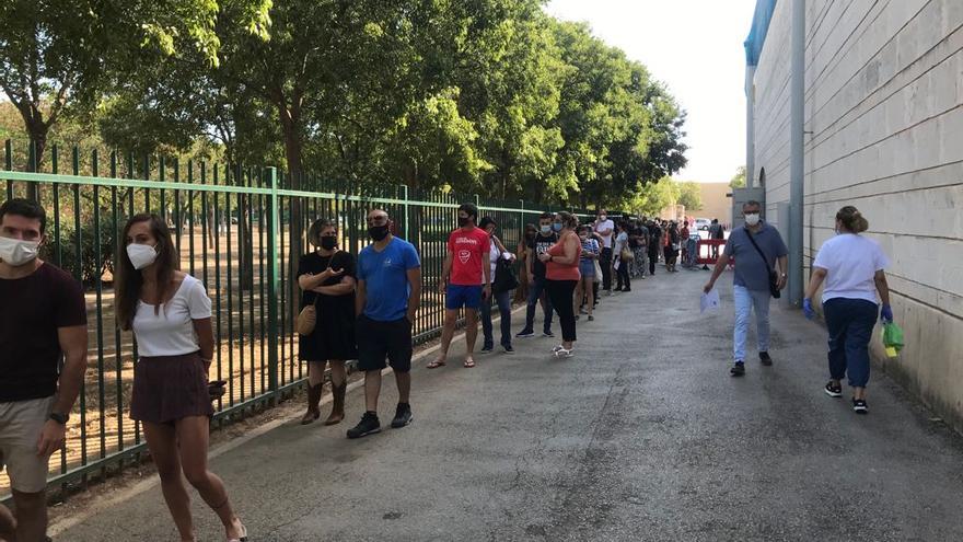 Colas en el polideportivo  Germans Escalas para vacunarse contra el coronavirus