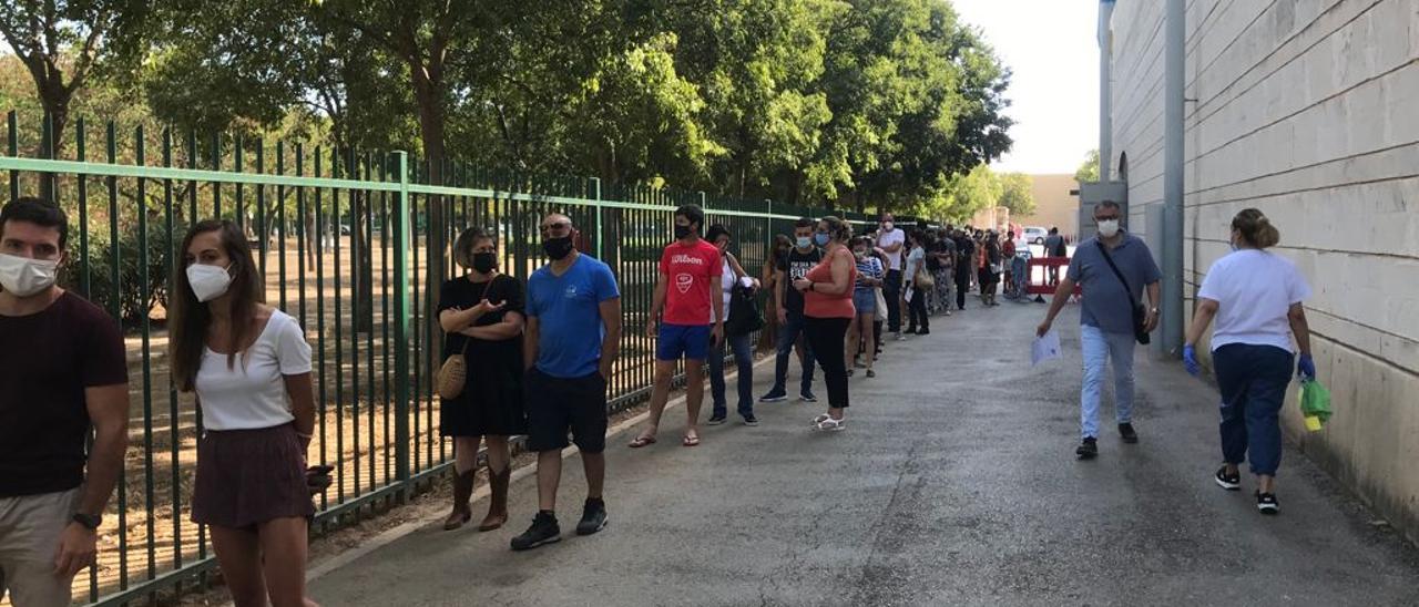 Colas en el polideportivo  Germans Escalas para vacunarse contra el coronavirus