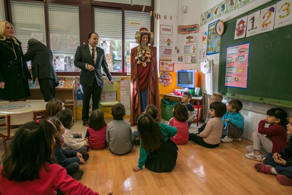 La Dama Viviente visita los colegios de Elche