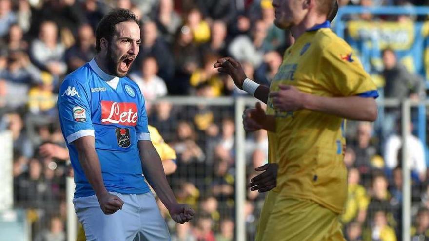 Gonzalo Higuaín, del Nápoles, celebra tras marcar el 0-2 ante el Frosinone. // Ettore Ferrari